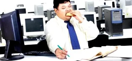 може