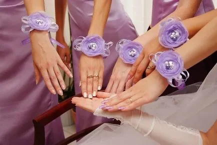 Karkötő a karján koszorúslányok