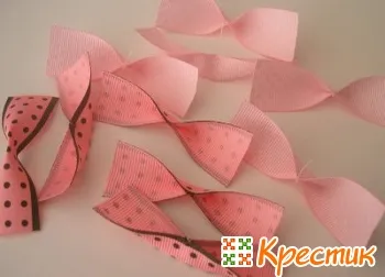 Virágok a szalagok a kezüket