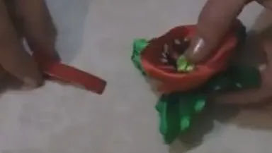 Virágok a szalagok a kezüket