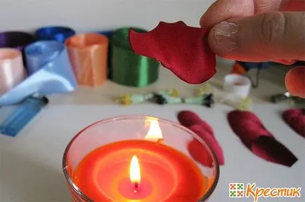 Virágok a szalagok a kezüket
