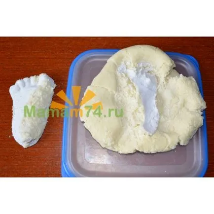 Vet gyermek kezeli a lábát, kezét