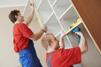Szekrény kezével alatt Szekrény kezével alatt