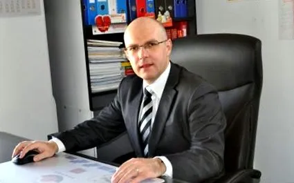 bennünket enyhít