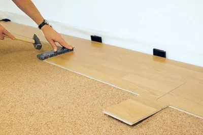 A vonal a padló alatt a laminált