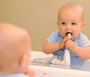 Hogyan tisztítsa meg a gyermek fogai évéig