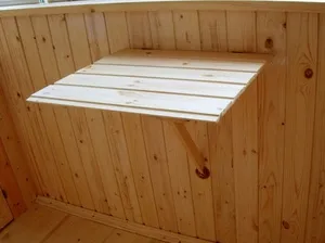 Összecsukható asztal kezével