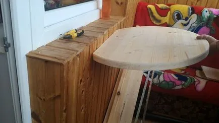 Összecsukható asztal kezével Összecsukható asztal kezével