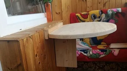 Összecsukható asztal kezével Összecsukható asztal kezével