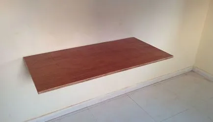 Összecsukható asztal kezével