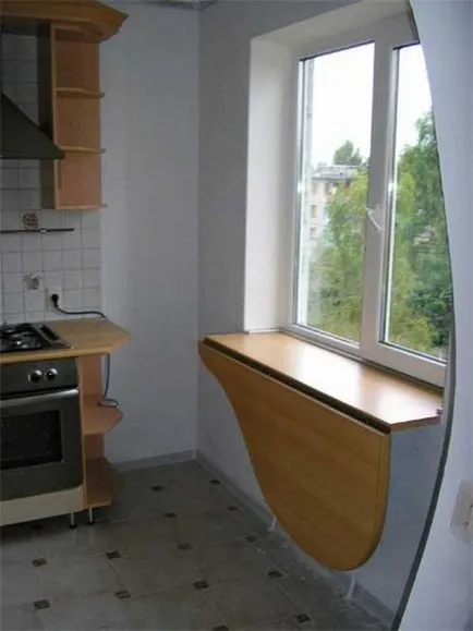 Összecsukható asztal kezével