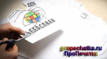 Kiírja a T-shirt kezüket