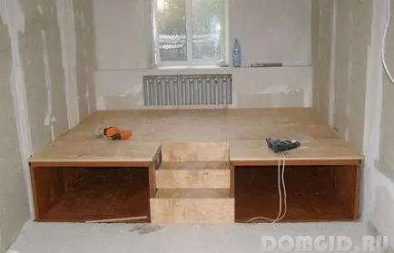 Podium a lakásban kezével Podium a lakásban kezével