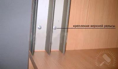 Szekrény kezével alatt