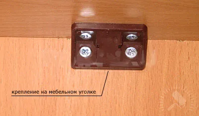 Szekrény kezével alatt