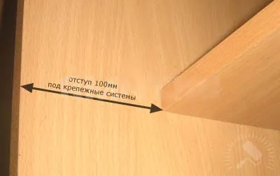 Szekrény kezével alatt