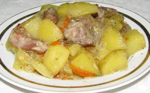 Sertés burgonyával a lyukba