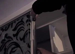 Csúszó szekrény kezével sarok