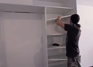 Csúszó szekrény kezével sarok