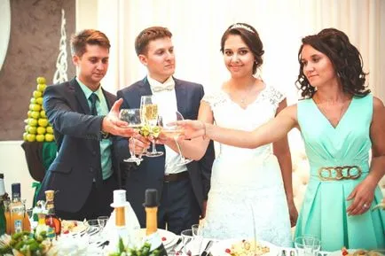 Esküvői pirítós egy menyasszony