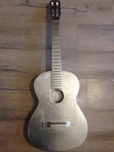 Mint egy régi gitár