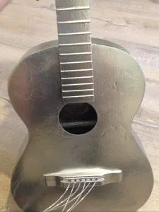 Mint egy régi gitár