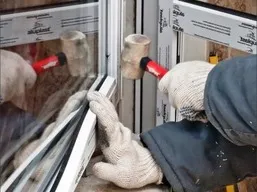 Állítsa be a műanyag ablak kezével