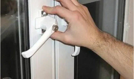 Állítsa be a műanyag ablak kezével