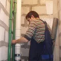 Hogyan lehet elrejteni a cső a szobában