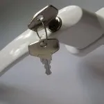 Állítsa be a műanyag ablak kezével