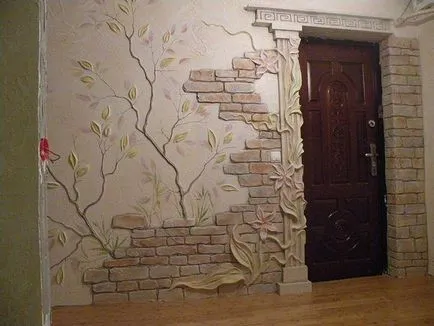 A dombormű a falon kezével