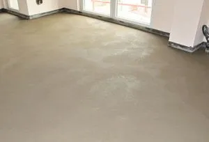 Betonozás az emeleten a ház, fürdő és garázs technológia és árnyalatok