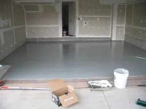 Betonozás az emeleten a ház, fürdő és garázs technológia és árnyalatok