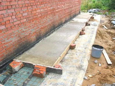 Betonozás a ferde felület, mint a ferde öntsük beton (felszíni) Betonozás a ferde felület, mint a lejtős öntsük beton