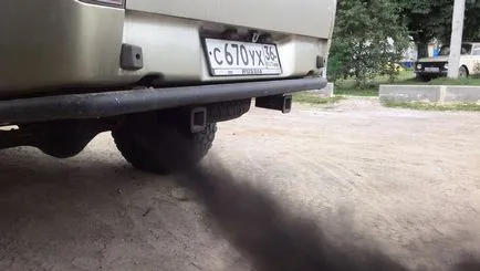 Fehér, fekete és kék füst a kipufogó dízel és benzinmotorok az indokok