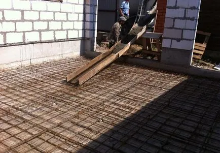 Betonozása a padló a garázsban, hogyan kell beállítani a betonban a kezüket, fotó és videó