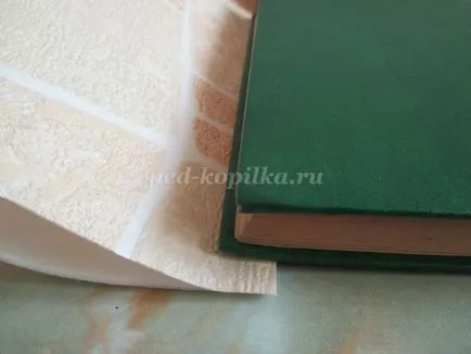 Birch az álmennyezeti lapok a kezüket a tervezés egy óvoda (kéz) Birch az álmennyezeti lapok a kezüket a tervezés egy óvoda
