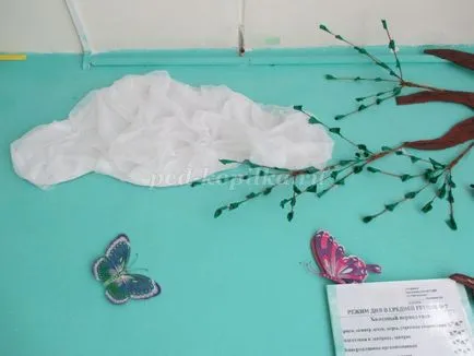 Birch az álmennyezeti lapok a kezüket a tervezés egy óvoda (nyír) Birch az álmennyezeti lapok a kezüket a tervezés egy óvoda