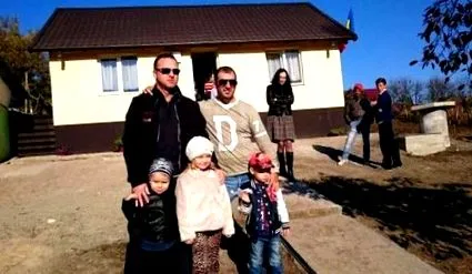 будує який