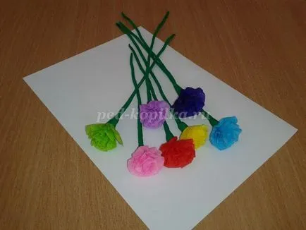 Virágok a krepp-papír a kezével (a) Virágok a krepp-papír saját kezűleg