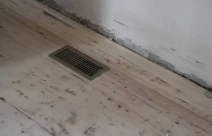 A fa padló a garázsban kezével a táblák (a kezüket) A fa padló a garázsban kezével a táblák
