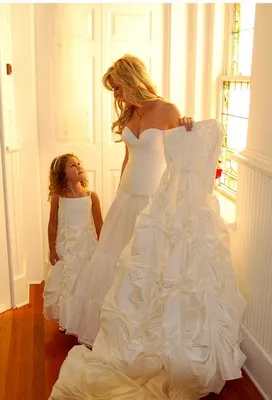 Gyermekek egy esküvőn Flower Girl és a fiúk hordozói a gyűrűk