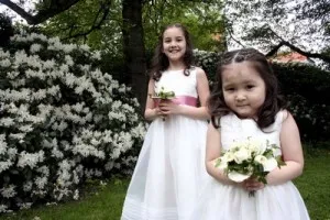 Gyermekek egy esküvőn Flower Girl és a fiúk hordozói a gyűrűk
