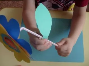 Gyerekek kézműves ki színes papírból