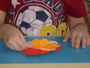 Gyerekek kézműves ki színes papírból