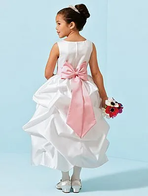 Gyermekek egy esküvőn Flower Girl és a fiúk hordozói a gyűrűk