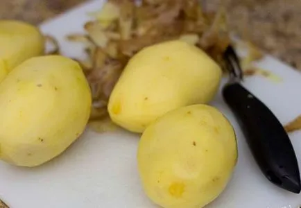 Főoldal sült burgonyával egy serpenyőben, recept hús (pan) Főoldal sült burgonyával egy serpenyőben, recept hús