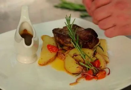 Főoldal sült burgonyával egy serpenyőben, recept hús (pan) Főoldal sült burgonyával egy serpenyőben, recept hús