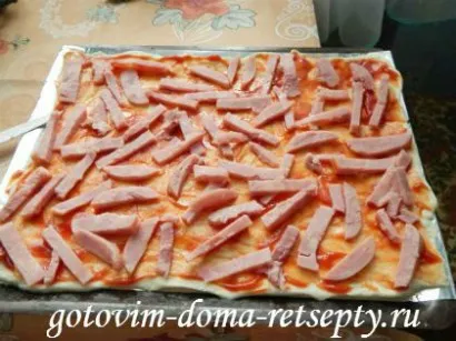 Házi pizza sonkával, paradicsommal - a recept fényképpel (sonka) Házi pizza sonkával, paradicsommal - a recept egy fotó