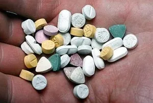 Ecstasy (MDMA) úgy, túladagolás tünetek, elsősegély